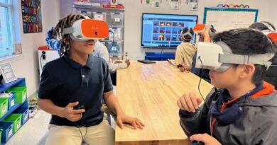 Students using VR gogles in the classroom.