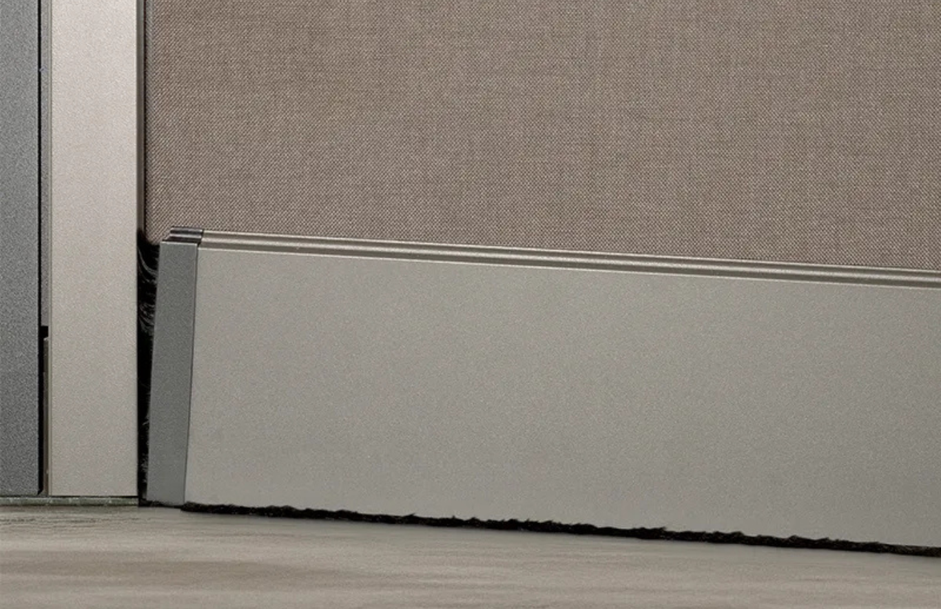 For outdoor roller shade applications where uneven surfaces can create gaps, Draper’s Align Bar provides a self-adjusting solution designed for FlexShade ZIP systems.